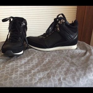 Via Pinky zip sneaker